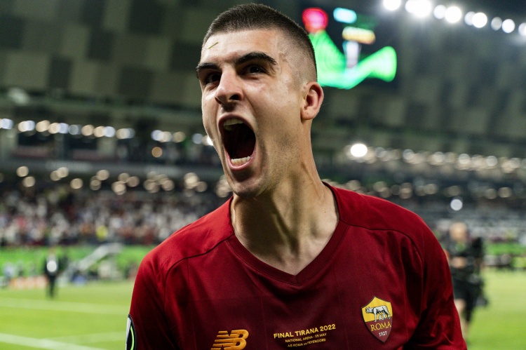 迪马：罗马后卫曼奇尼鼻骨骨折接受手术，不确定能否参加下轮意甲